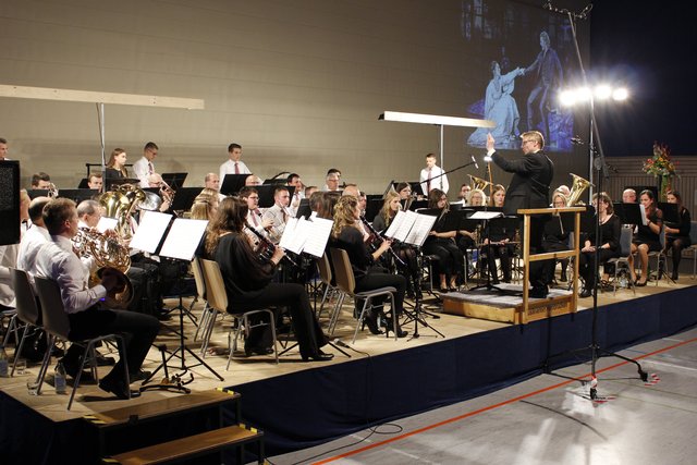 Glänzend aufgelegt präsentierte sich das erste Orchester mit Dirigent Tobias Moritz.