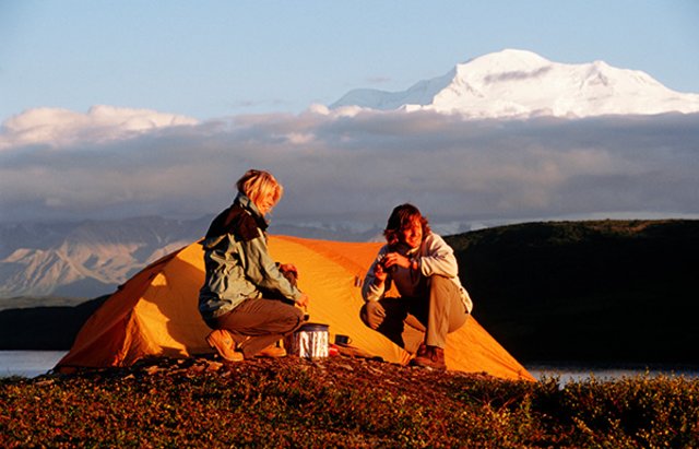 Campen vor der Kulisse des Mt. McKinley - Denali Nationalpark | Foto: Thomas Sbampato