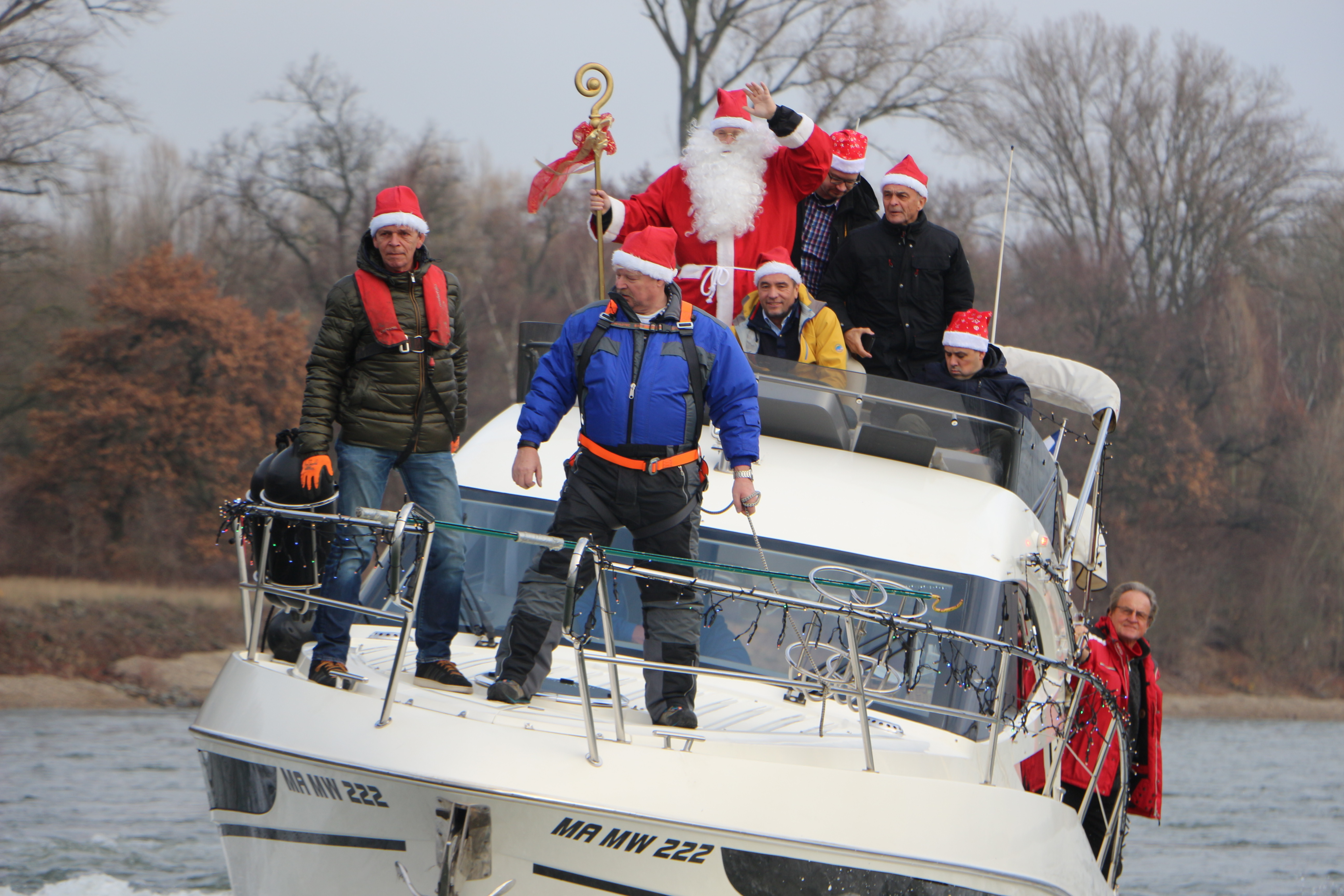 Ho, Ho, Ho.... der Nikolaus besucht zusammen mit dem Motoryachtclub Germersheim besucht immer am Nikolaustag die Berufsschiffsfahrer auf dem Rhein.