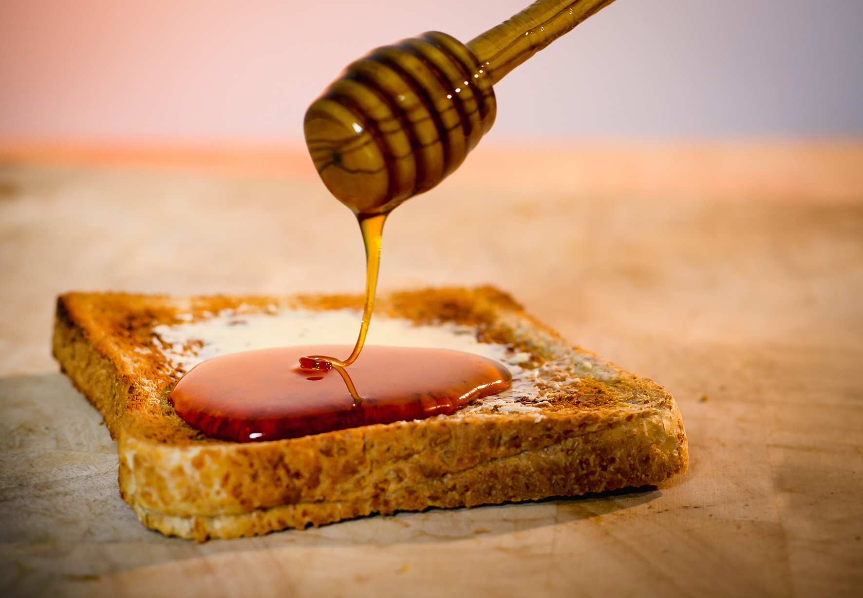 Hinter dem Honig-Frühstück stecken fleißige Bienen. Aber die sind hierzulande immer stärker bedroht, warnt die Agrar-Gewerkschaft IG BAU. Foto: ps
