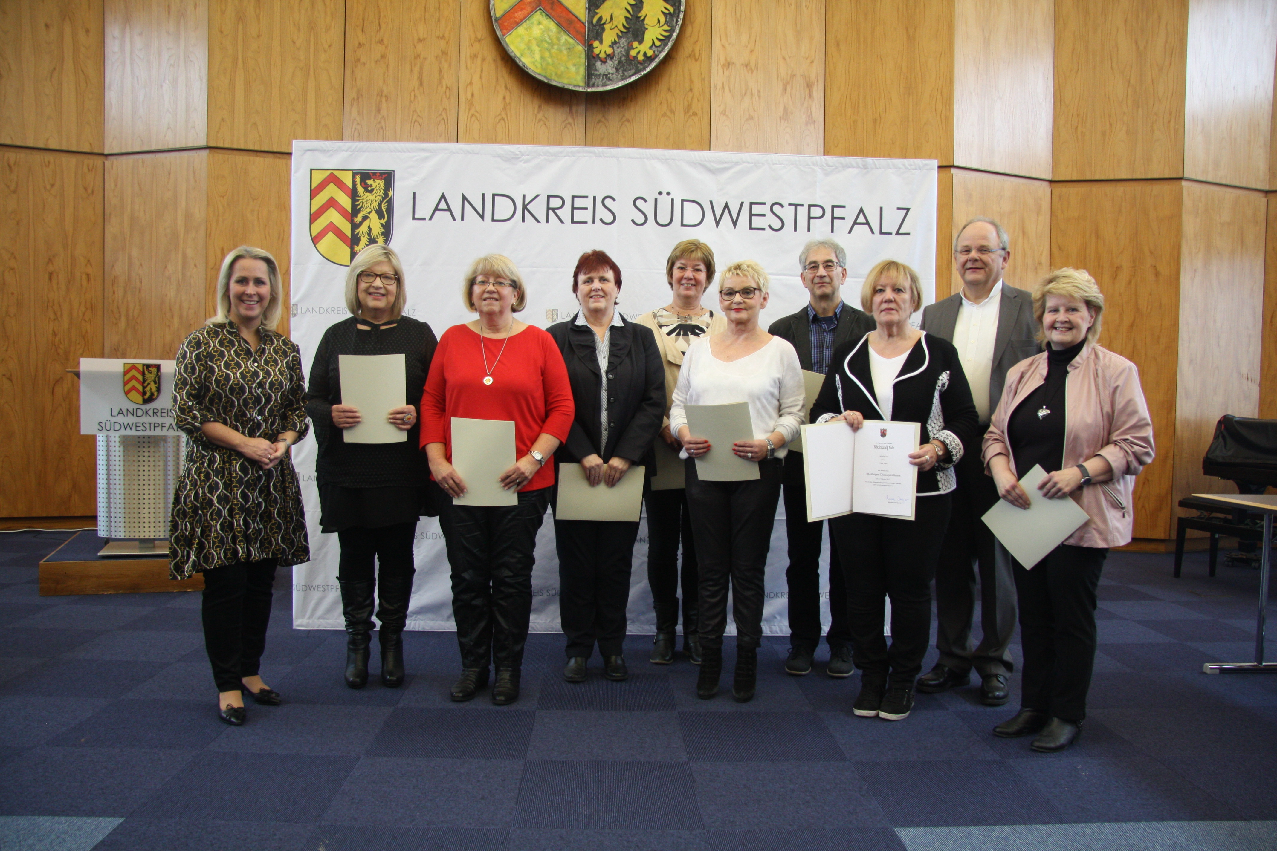 Für 40 Jahre im Öffentlichen Dienst ehrte Landrätin Dr. Susanne Ganster (von links): Ilse Heiser, Ute Wild, Marina Kolb, Michele Boßert, Petra Stoltz, Gabi Marhöfer sowie (hinten von links) Ingrid Schütz, Sven Greiner, und Thomas Lerch. Foto: ps