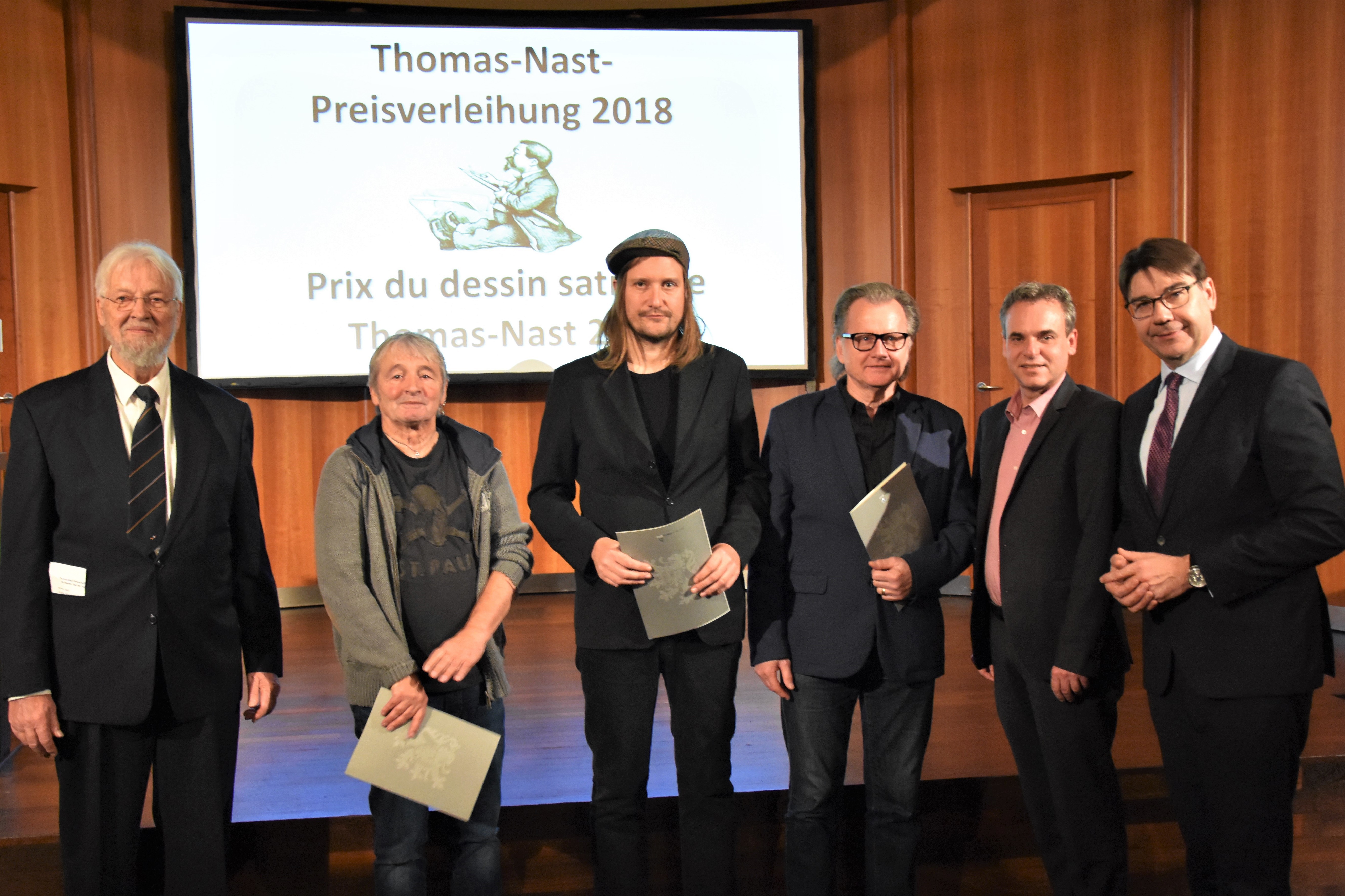 Gemeinsam bei der Thomas-Nast-Preisverleihung 2018: Der Vorsitzende des Thomas-Nast-Vereins, Hubert Lehmann, die Karikaturisten Phil Umbdenstock, Frank Hoppmann und Burkhard Fritsche sowie DJV-Chef Frank Überall und Oberbürgermeister Thomas Hirsch (v.l.n.r.)
