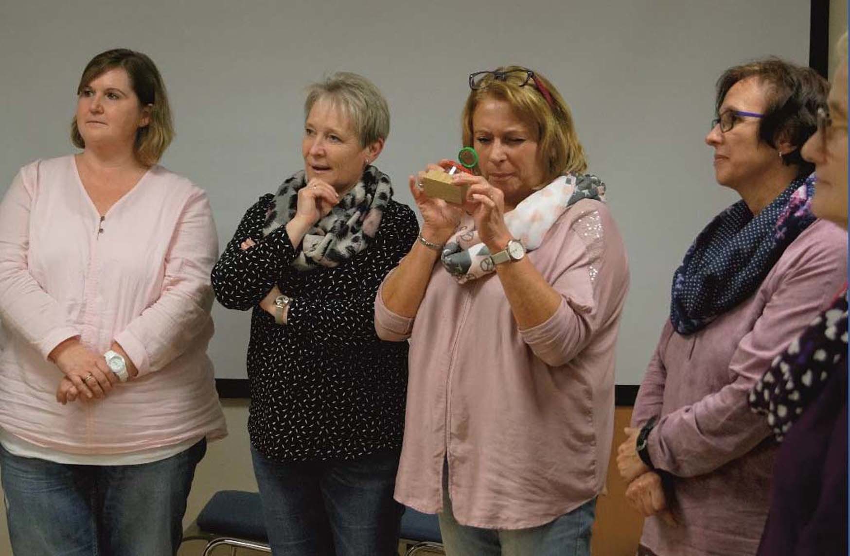 Die Kita-Leiterinnen konnten als Vorgeschmack auf den Workshop schon einige der Experimente testen, die die Kindergärten im Rahmen des WWF-Projekts und finanziert durch die Volksbank Lauterecken erhalten.