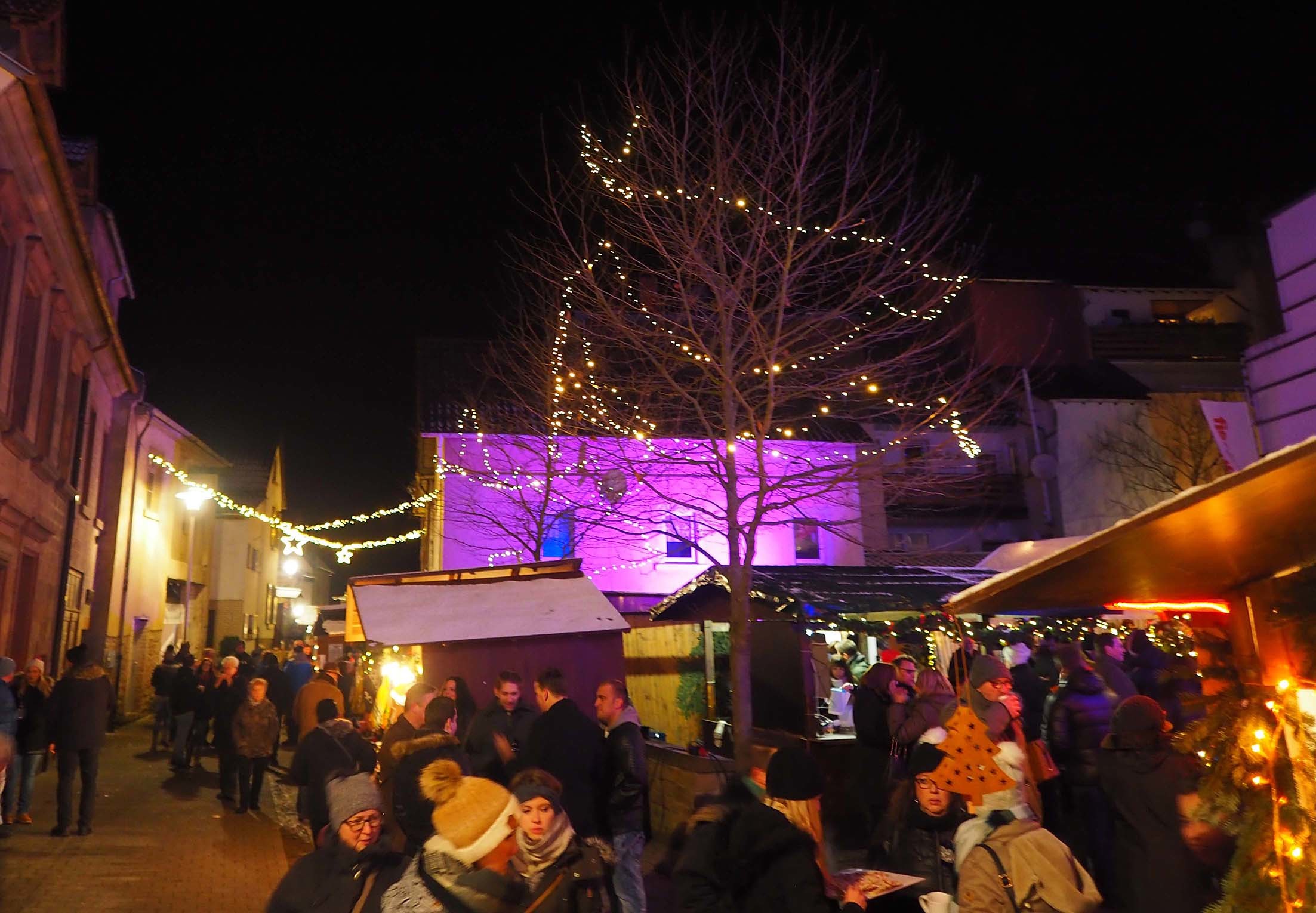 Der Lauterecker Weihnachtsmarkt findet am Samstag vor dem zweiten Advent rund um das Veldenzschloss statt.