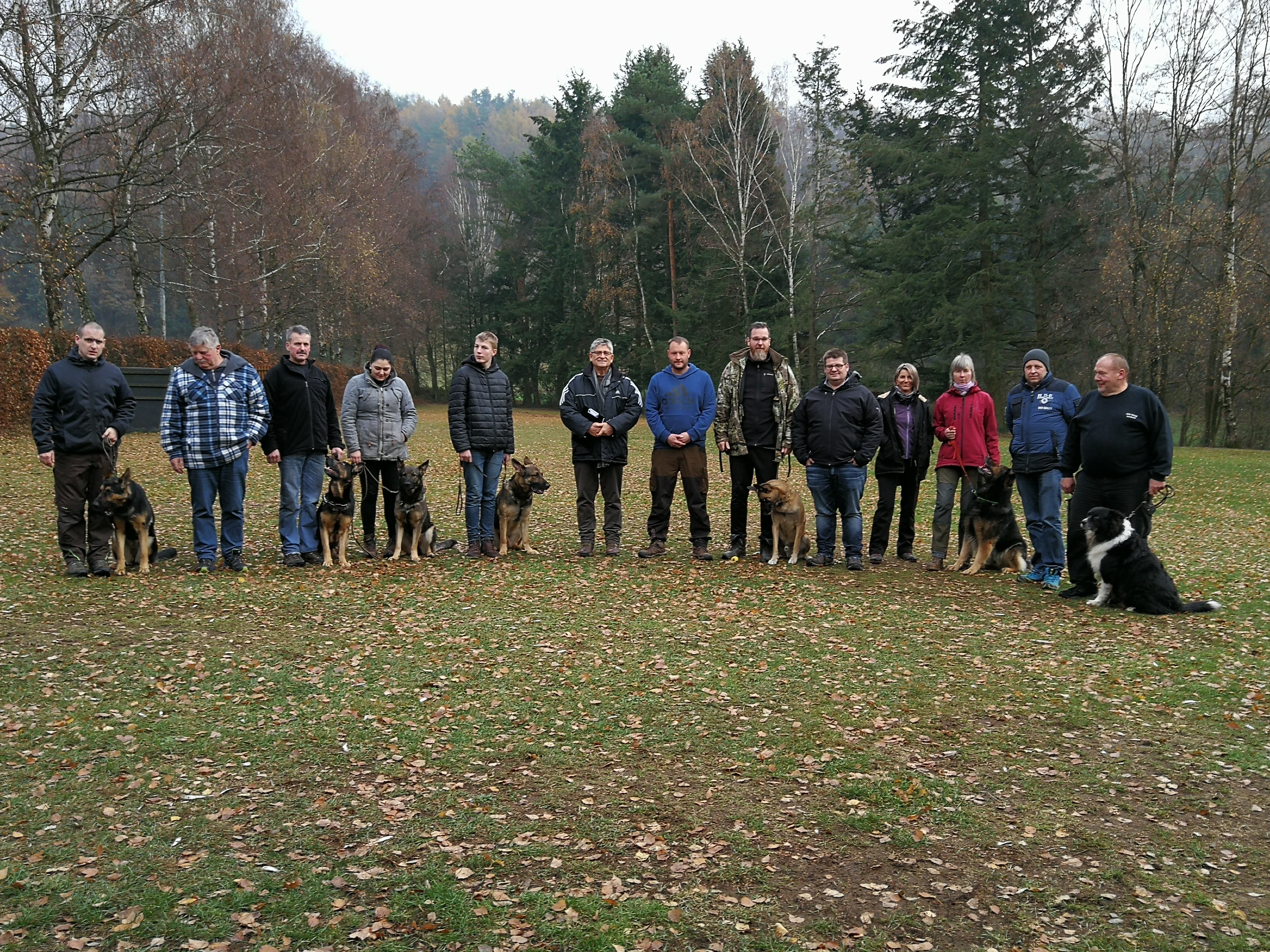 Die Teilnehmer der Hundeprüfung Foto: PS