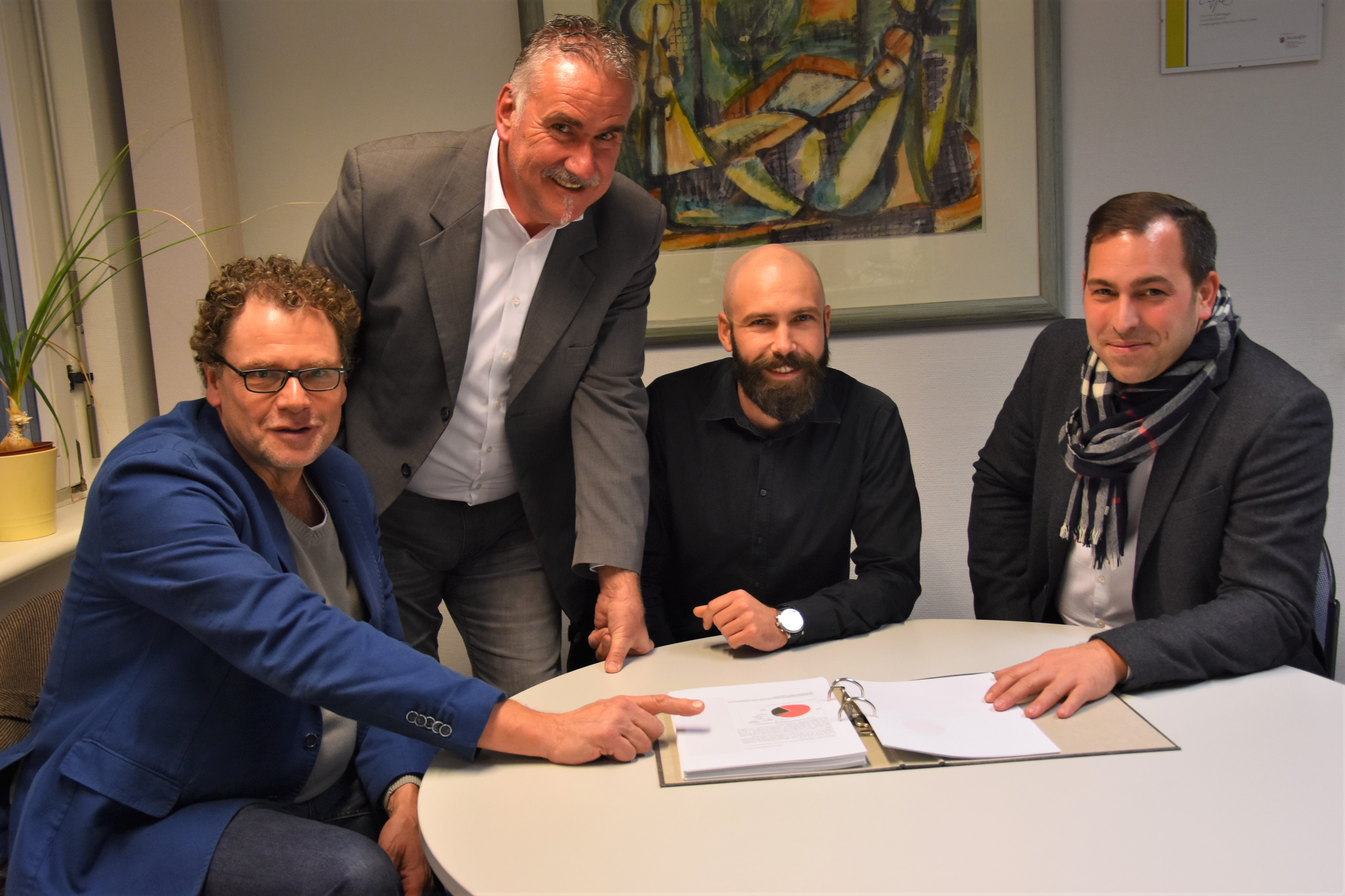 Stellten in der jüngsten Sitzung des städtischen Umweltausschusses die Ergebnisse des Integrierten Klimaschutzkonzepts für die Stadt Landau vor: Umweltamtsleiter Markus Abel, Beigeordneter und Umweltdezernent Rudi Klemm sowie Christian Koch und Tobias Gruben vom Institut für angewandtes Stoffmanagement in Trier (v.l.n.r.).