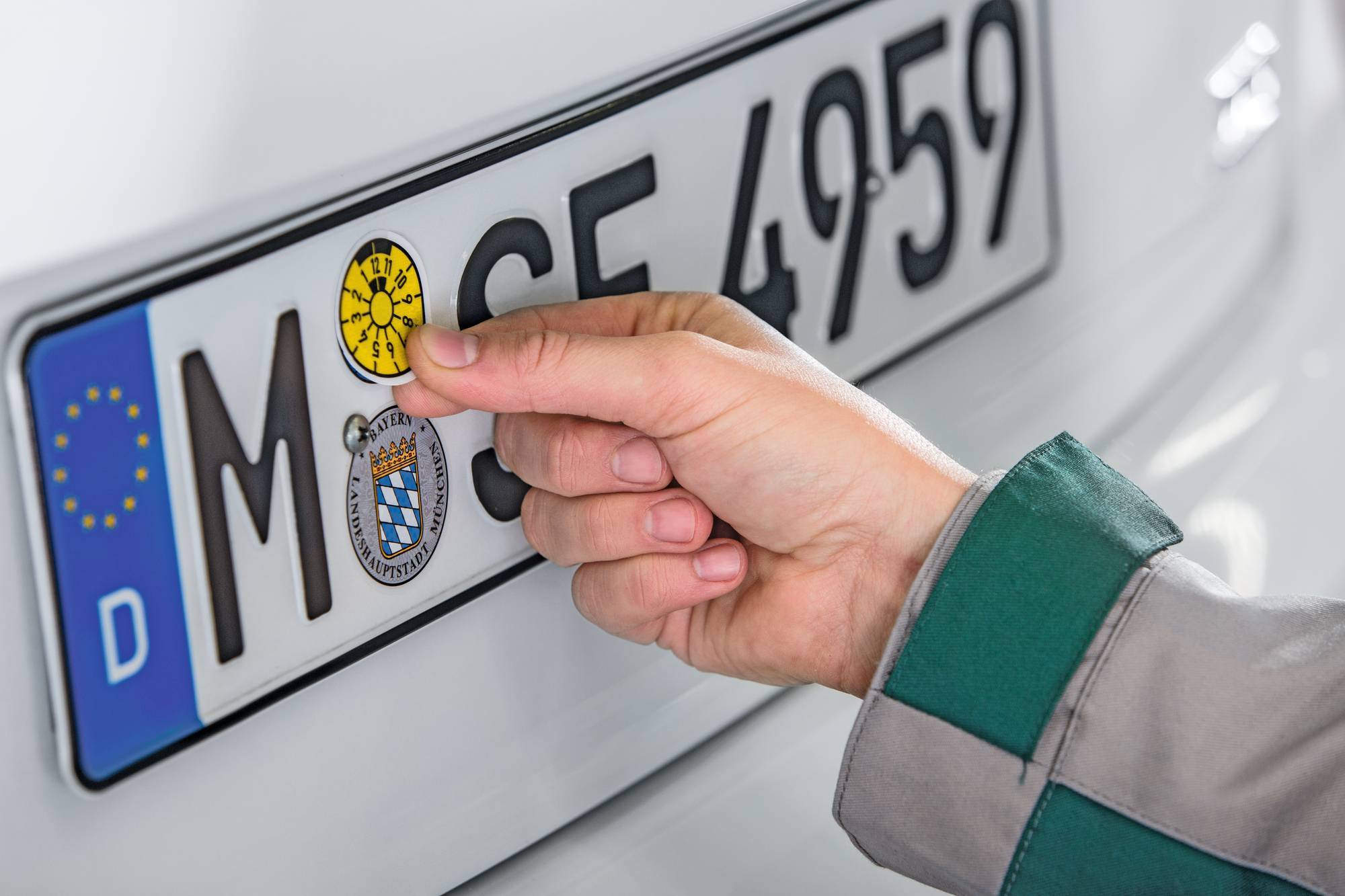 Wer auf seinem Kennzeichen eine grüne Plakette hat, muss sein Fahrzeug noch in diesem Jahr zur Hauptuntersuchung vorstellen. Foto: DEKRA