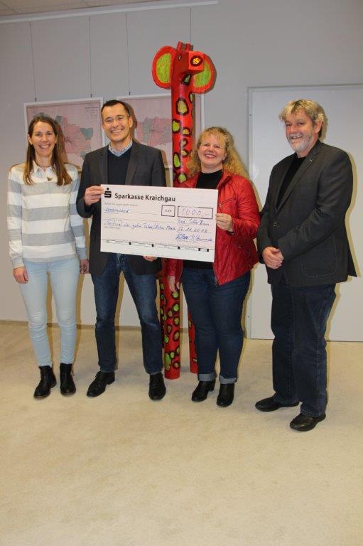 Stefanie Klarmann, Nicole Haar und Martin Schirrmeister (v.l.n.r.) überreichten die Geldspende von der Musikschule Mehrklang und des Fördervereins in Höhe von 1.000 Euro an Bürgermeister Klaus Detlev Huge (2.v.l.). 2018 ist die Gemeinde Bad Schönborn Pate für das Festival der guten Taten.