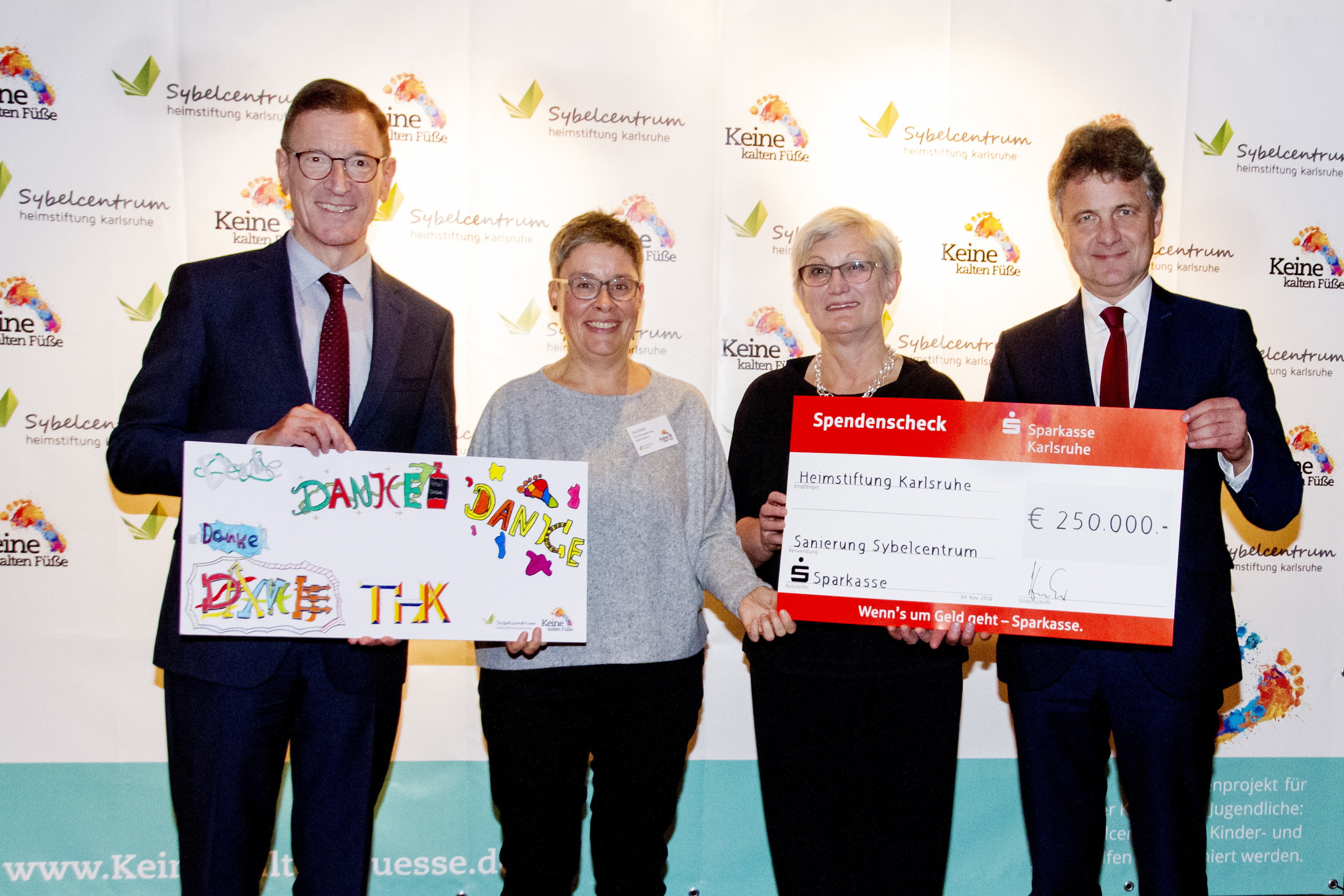 Scheckübergabe: Sparkasse Karlsruhe Vorstandsvorsitzender Michael Huber, Eva Rühle Einrichtungsleitung Sybelcentrum, Martina Warth-Loos Geschäftsführerin der Heimstiftung Karlsruhe, Oberbürgermeister und Schirmherr Dr. Frank Mentrup