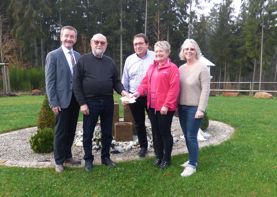 BU v.r.n.l.: Die Vorstandsmitglieder im Förderverein Stationäres Hospiz Westpfalz Ralf Hersina und Adolf Geib bei der Spendenübergabe von Dr. med. Richard Hansen und Sylvia Junker von der Schwerpunktpraxis für Hämatologie und Onkologie in Kaiserslautern, zusammen mit Einrichtungsleiterin Martina Mack (Bild drk/um).