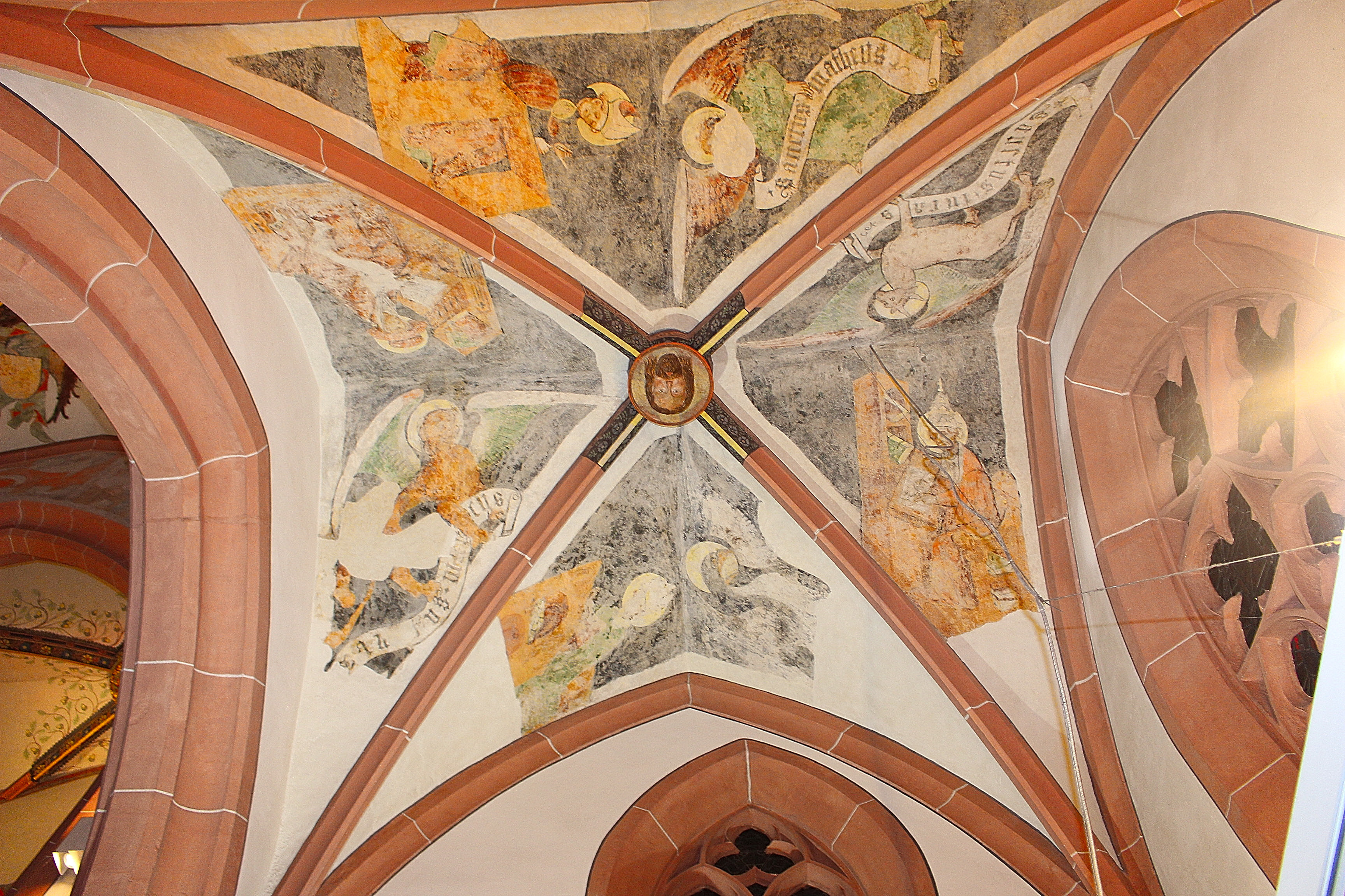 Beeindruckend: Nach ihrem Jahrhunderte alten Dornröschenschlaf wurden die mittelalterlichen Fresken im Südostjoch der Stiftkirche erstmals der Öffentlichkeit präsentiert.
