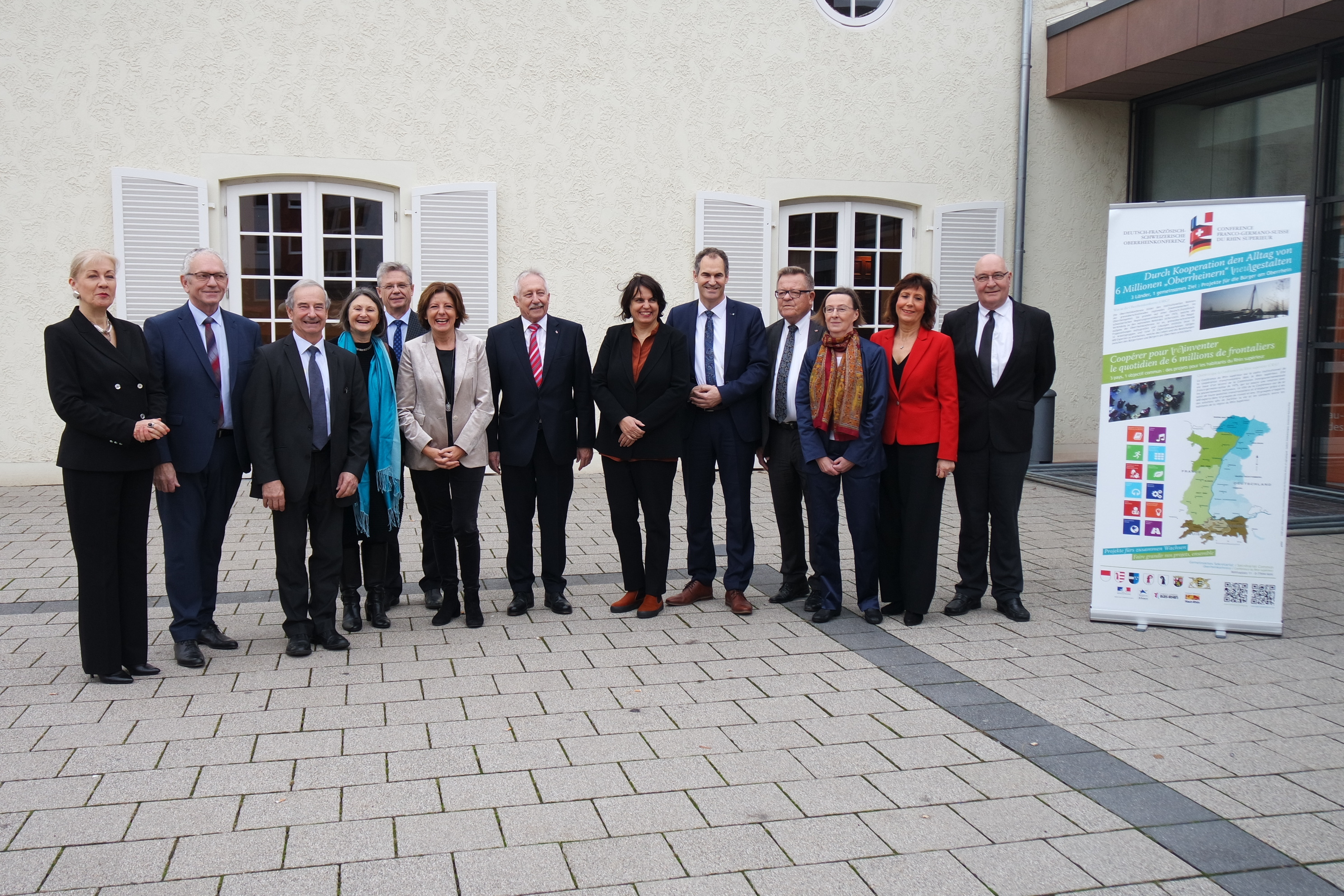 Die Teilnehmer der Oberrheinkonferenz mit Ministerpräsidentin Malu Dreyer und dem diesjährigen Präsidenten Werner Schreiner (Mitte) vor dem Hohenstaufensaal.