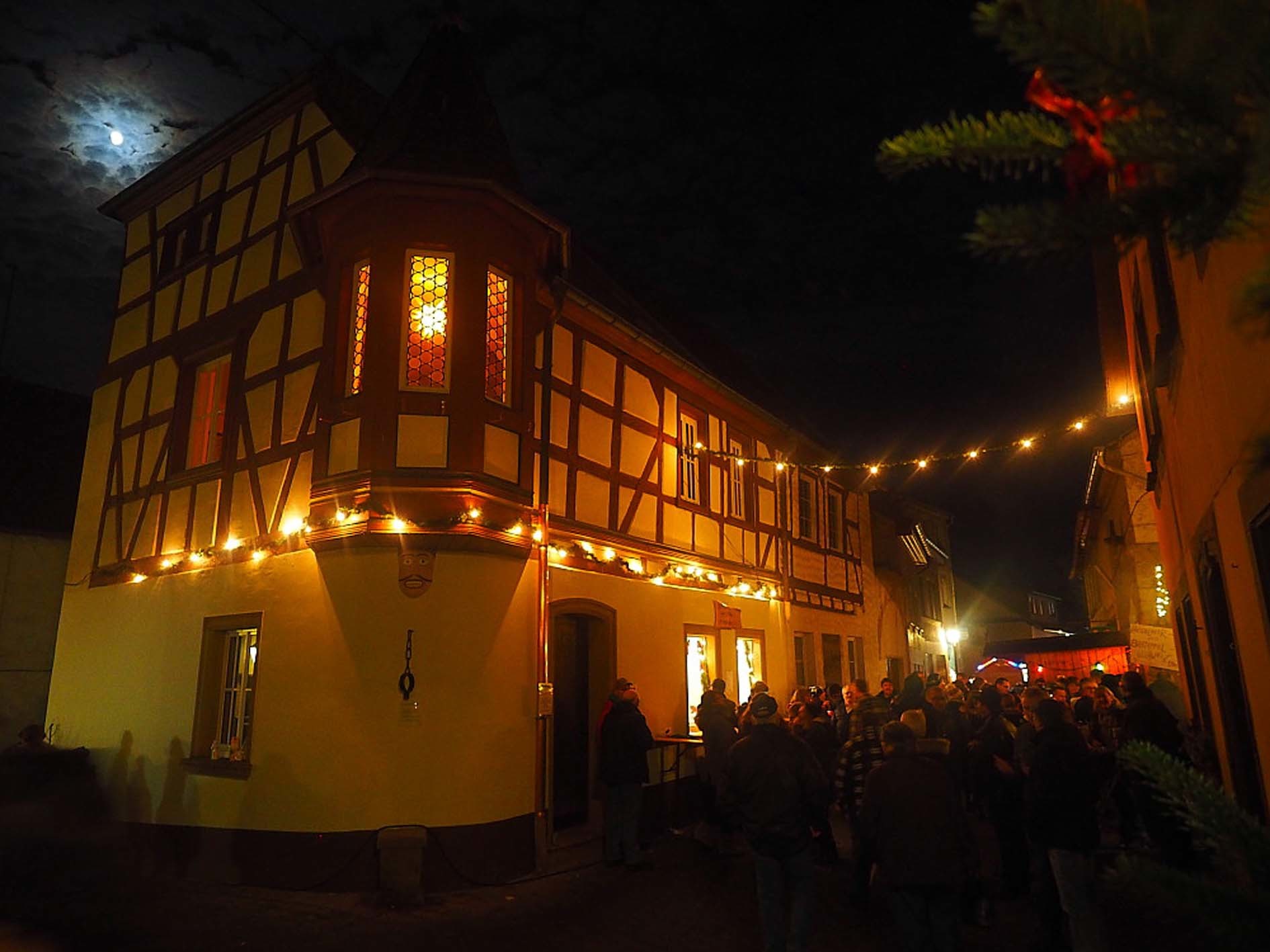 Rund 50 Marktstände, vorweihnachtliche Musik und vieles mehr erwartet Die besucher beim Weihnachtsmarkt in Offenbach am Samstag. Foto: ps