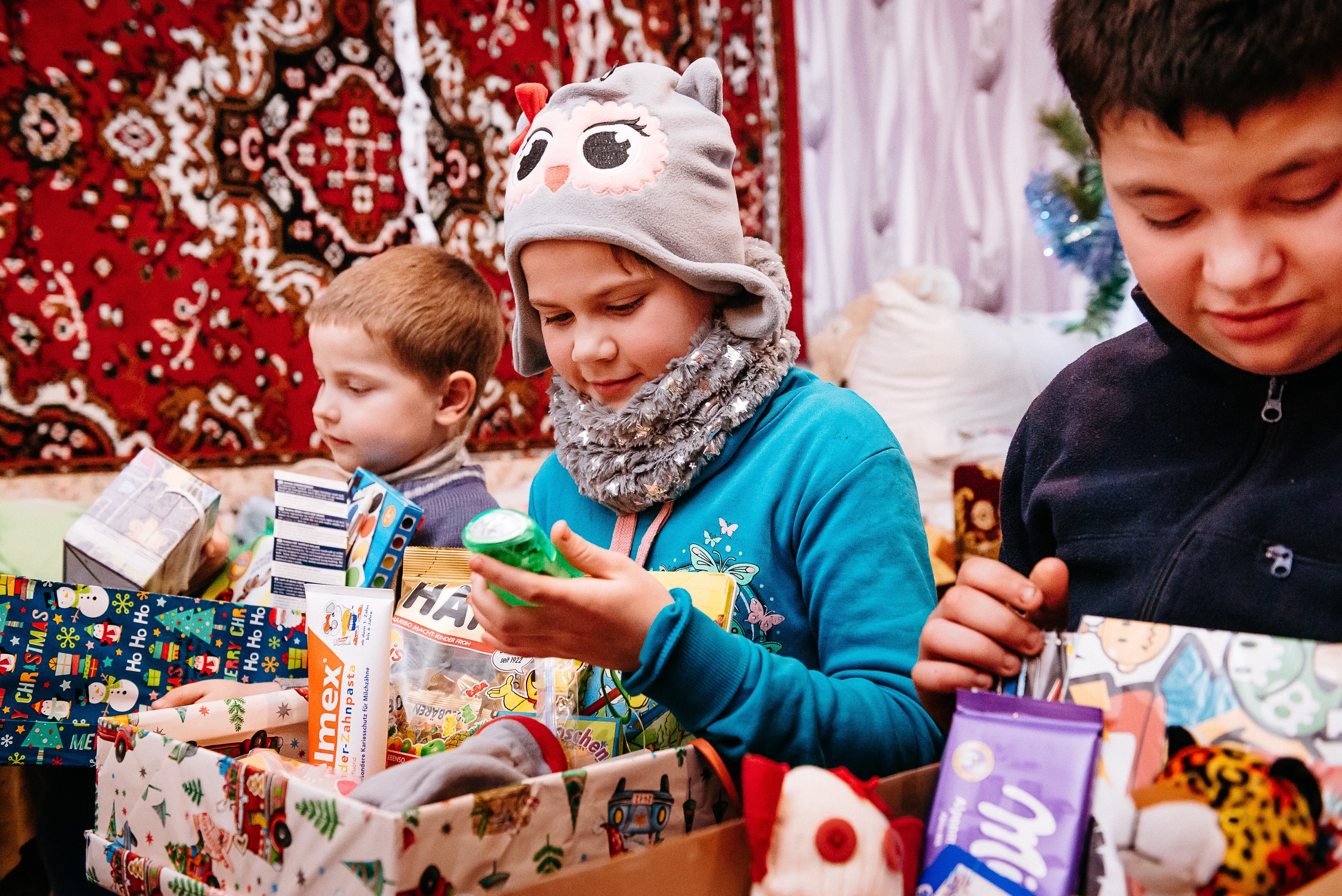 „Weihnachten im Schuhkarton“ bei Kindern im ukrainischen Dorf Marianovka