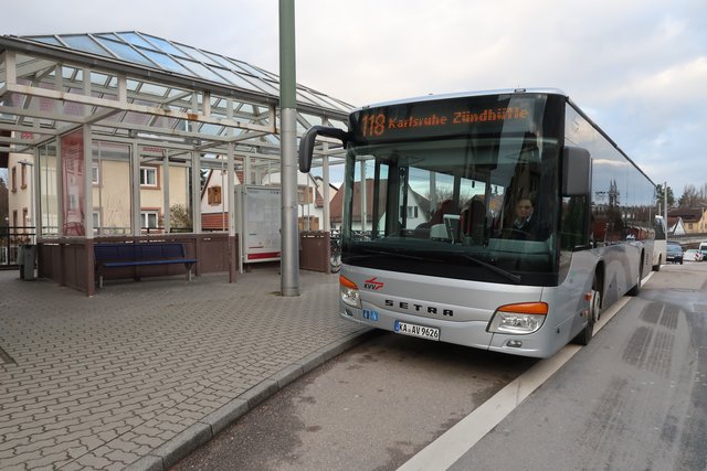 Der Bus 118 am Bahnhof Langensteinbach mit der neuen Zielanzeige "Karlsruhe - Zündhütle". | Foto: Roland Jourdan
