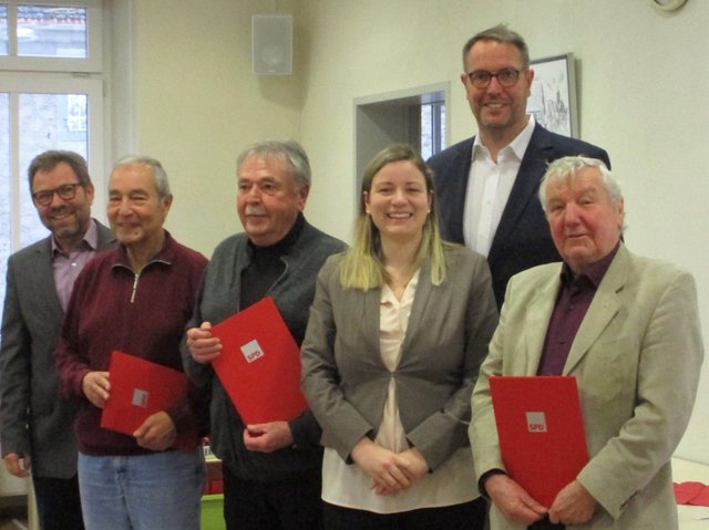 Die SPD Meckenheim hat langjährige Mitglieder für ihre Treue zur SPD geehrt. Anbei ein Bild der anwesenden Geehrten (v.l.n.r.: Heiner Schwartz, Bernhard Becker, Walter Sippel, Isabel Mackensen, Alexander Schweitzer, Karl-Heinz Anders).  Foto: ps