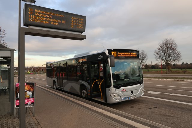 Der Bus 118 an der Haltestelle Zündhütle zur Abfahrt nach Langensteinbach.