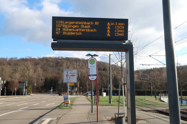Auch "Langensteinbach Bahnhof" wird jetzt an der Fahrplananzeige am Zündhütle angezeigt.  | Foto: Roland Jourdan