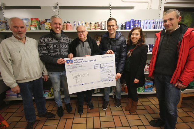 NEW unterstützt Kirrlacher Tafelladen: (v.l.) Siegbert Schuhmacher, Pierre Marcel Kreuzer, Ulrich Ellinghaus, Stefan Schmitt, Marie-Claire Baur und Dennis Stahn. 
 | Foto: Klumpp