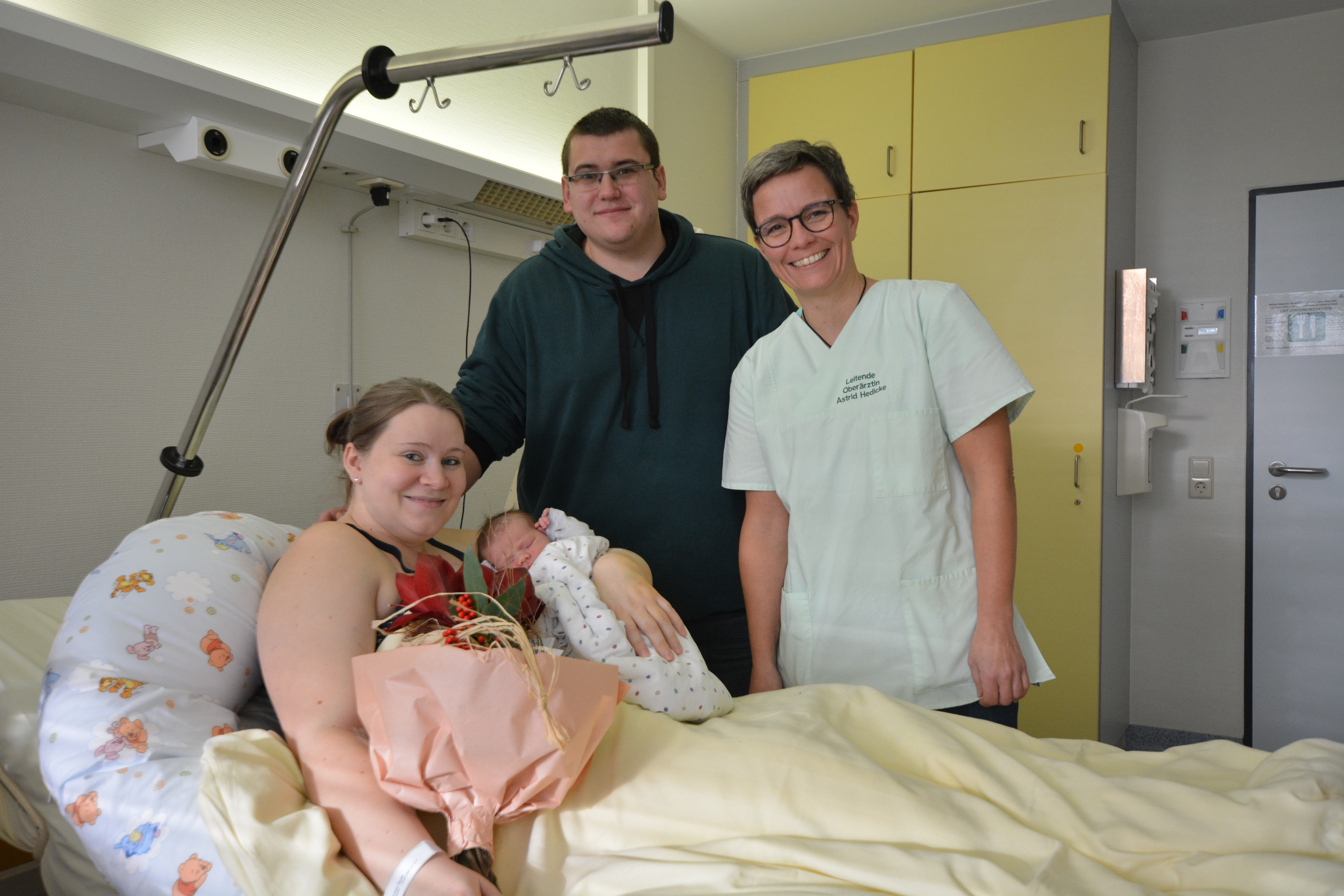 Sarah, Luisa und Alexandru Brehban mit Leitender Oberärztin Dr. Astrid Hedicke, von links nach rechts