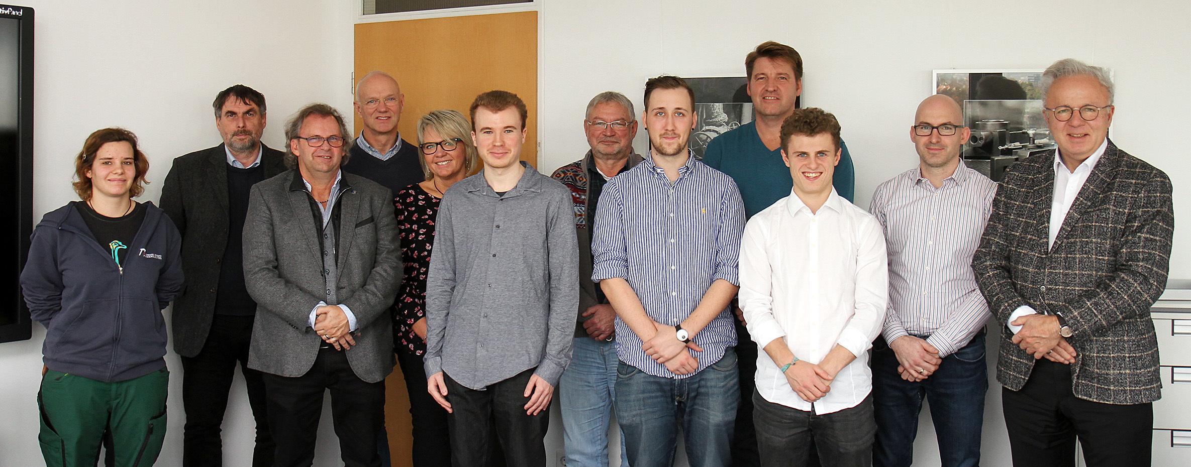 Vorne von links: Liese Theato (Jugend- und Auszubildendenvertretung), Eric Benneward (Personalrat), Christian Klamm, Florian Link, Matthias Hassel, Prof. Dr. Helmut J. Schmidt (TUK-Präsident), zweite Reihe: Henning Braß (Leiter Zentrale Elektronik), Friedrich Witthaus (Leiter Zentrale Metallwerkstätten), Alexandra Bastian (Ausbildungsangelegenheiten), Jürgen Buch (Ausbilder für Fachinformatiker), Christian Render (Ausbilder für Industriemechaniker), Martin Krauß (Ausbilder für Elektroniker, Geräte und Systeme) Foto: Thomas Koziel
