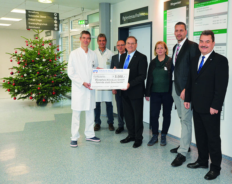 Dr. med. Oliver Niederer, Chefarzt der Klinik für Anästhesie, Intensiv- und Notfallmedizin, Dr. med. Horst Fleck, Chefarzt der Klinik für Unfallchirurgie und Orthopädie, Dr. med Stephan Hinze, Chefarzt der Klinik für Innere Medizin 5, Günter Brück, stellvertretender Vorstandssprecher der Volksbank Alzey Worms eG, Katja Brück-Hansen, stellvertretende Pflegedirektorin, Manuel Matzath, Regionaldirektor und Thomas Unger, Regionaldirektor