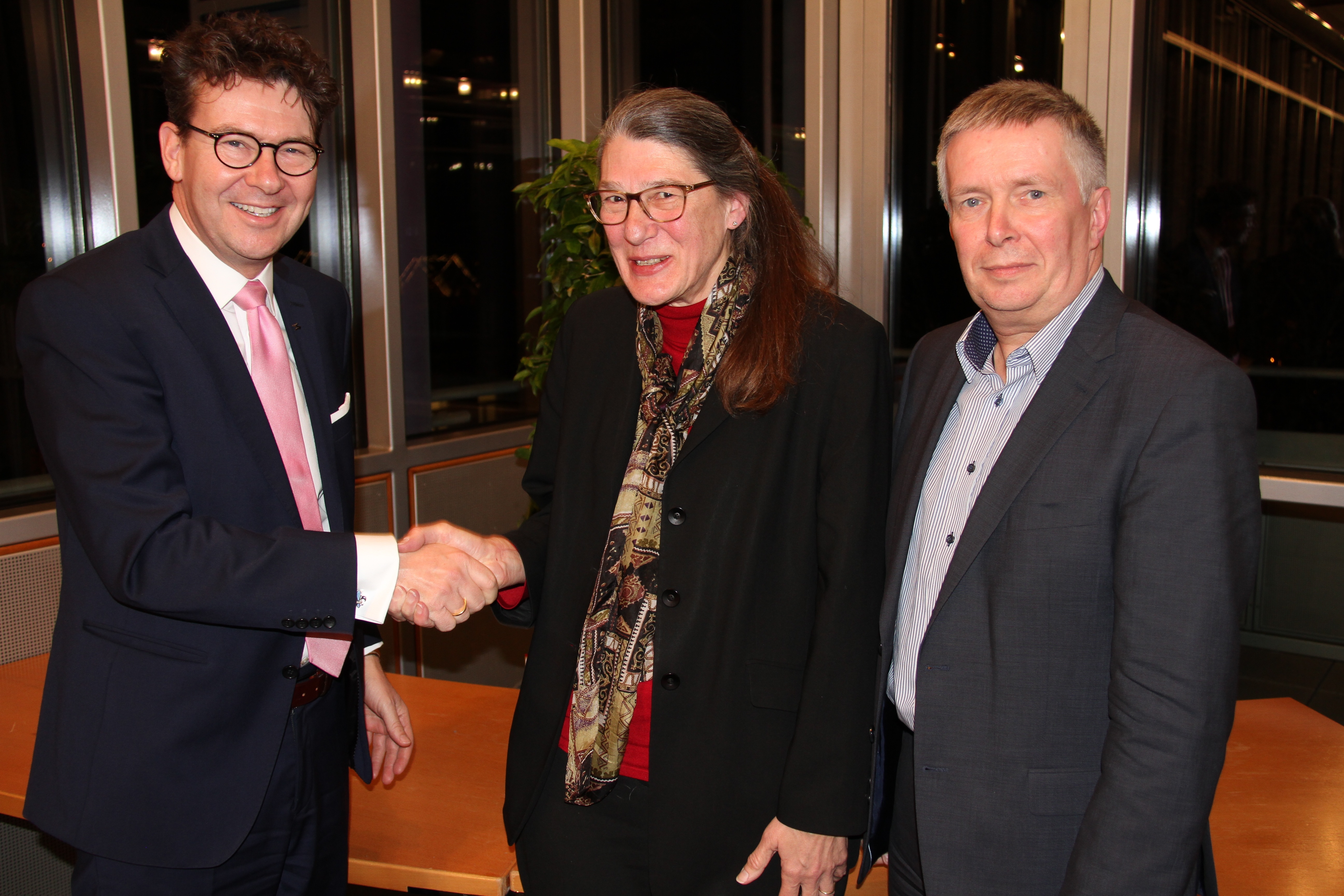 v.l. Dr. Alexander Pischon, Geschäftsführer KVV; Dr. Charlotte Kämpf, Sprecherin des Fahrgastbeirats; Thomas J. Mager, Leiter des Referats Ausbaustrategie und Grundsatzangelegenheiten des ÖV/ÖPNV im Verkehrsministerium