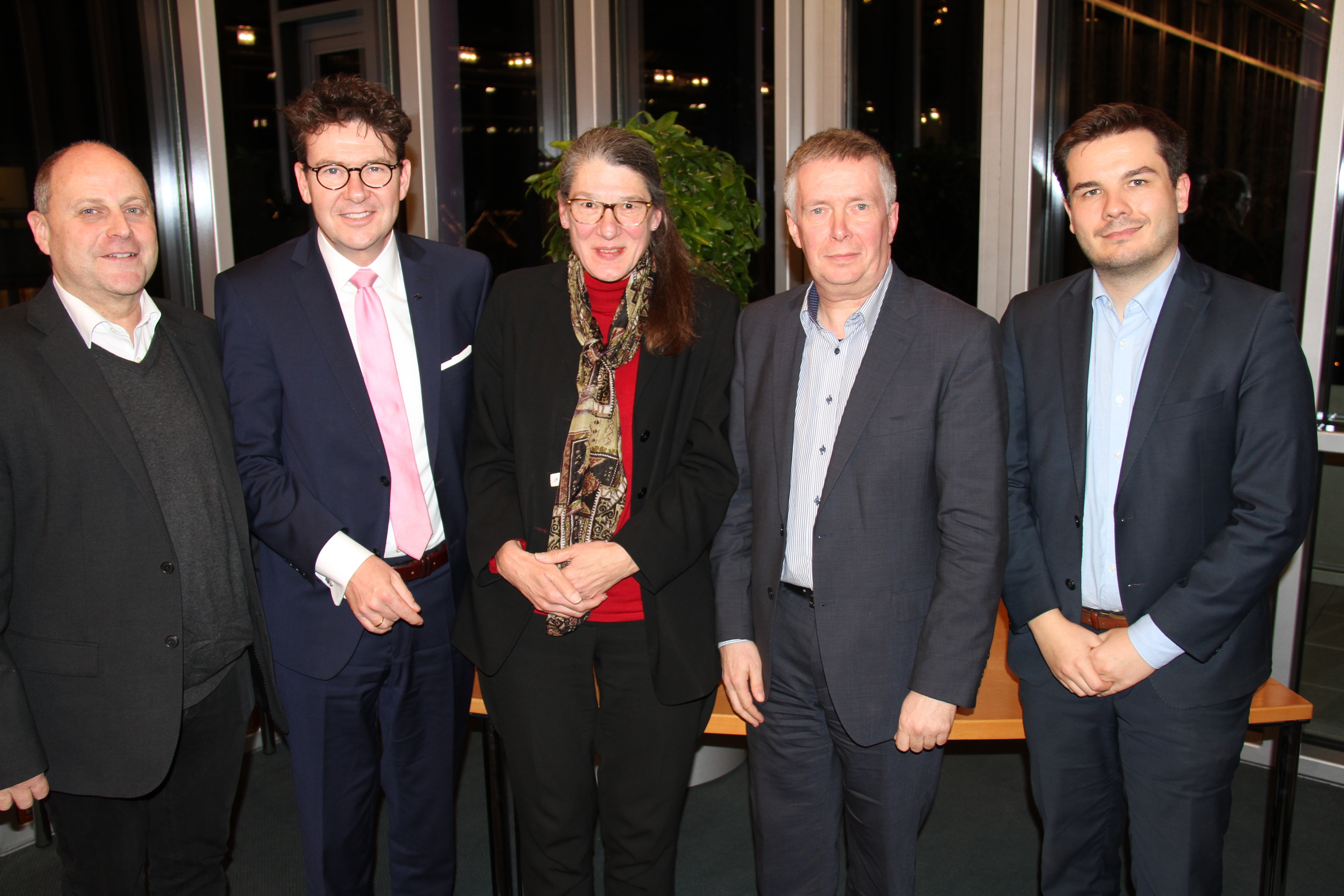 (v.l.): Achim Winkel (Pressesprecher KASIG), Dr. Alexander Pischon, Geschäftsführer KVV; Dr. Charlotte Kämpf, Sprecherin des Fahrgastbeirats; Thomas J. Mager, Leiter des Referats Ausbaustrategie und Grundsatzangelegenheiten des ÖV/ÖPNV im Verkehrsministerium; Martin Randelhoff, Herausgeber des Blogs „Zukunft Mobilität“.