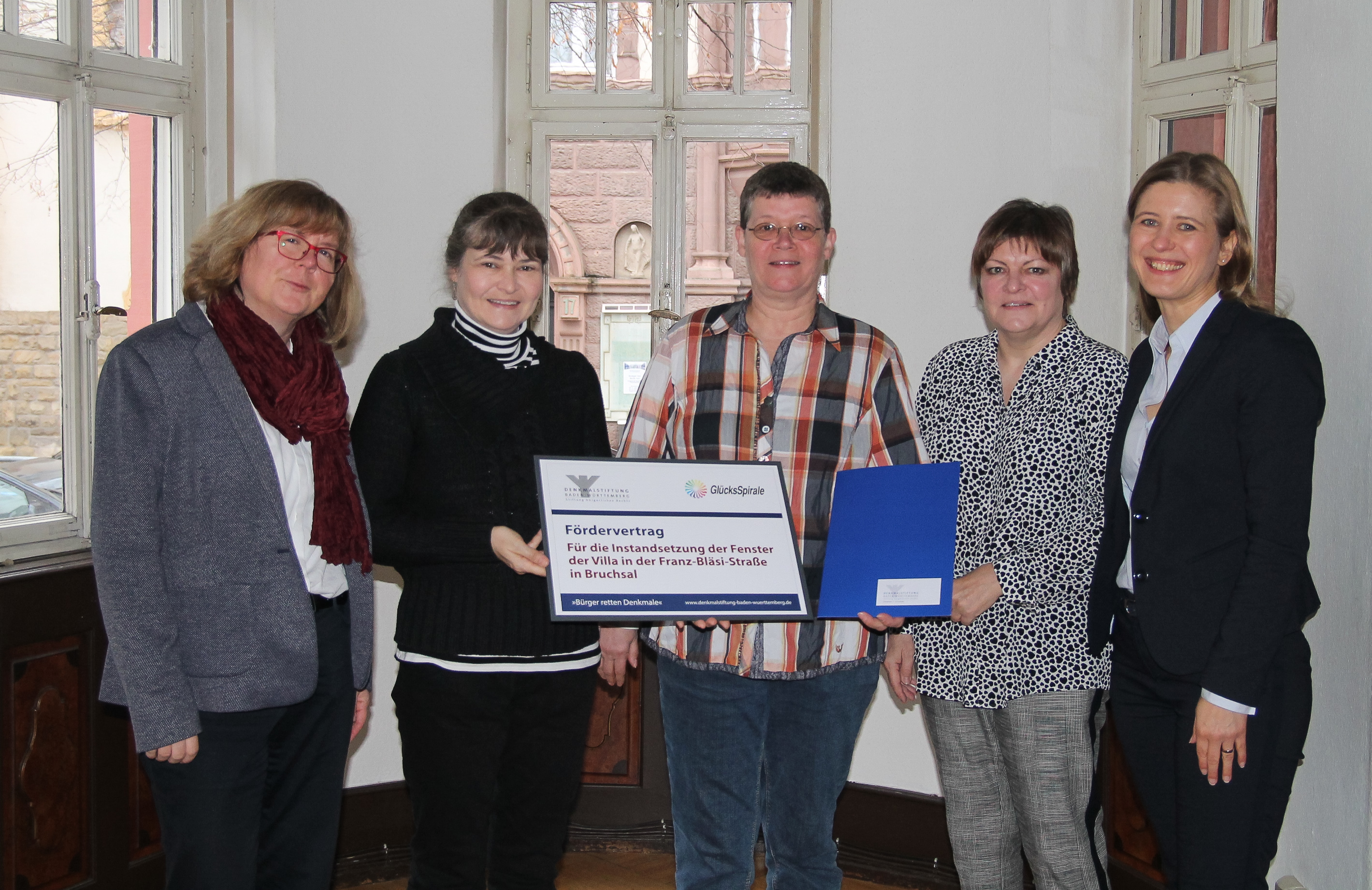 Carmen Theilmann (Lotto-Regionaldirektorin), Susanne Schlindwein, Birgit Geider, Beate Held (Eigentümerinnen) und Annika Ahrens (Vorstandsmitgleid der Denkmalstiftung) mit dem Fördervertrag für das Anwesen Franz-Bläsi-Straße 18