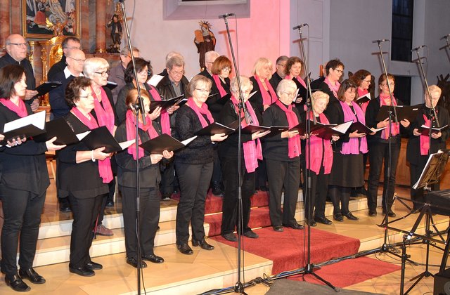 Der Projektchor Intermezzo mit traditionellen Advents- und Weihnachtsliedern.