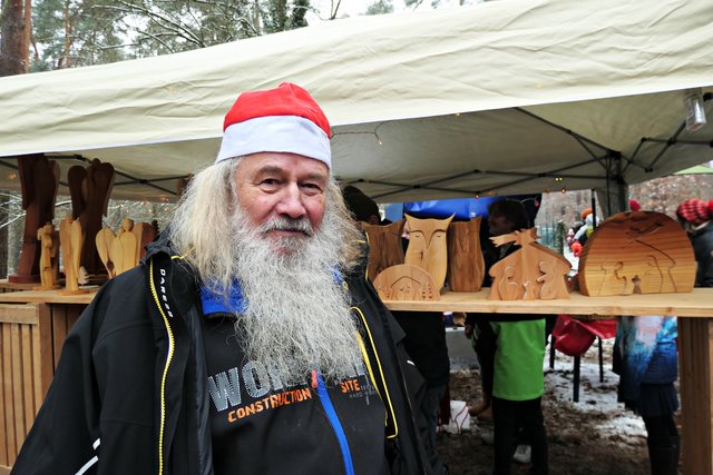 Auch wenn er einem Weihnachtsmann ähnlich sieht, er schnitzt | Foto: Brigitte Melder