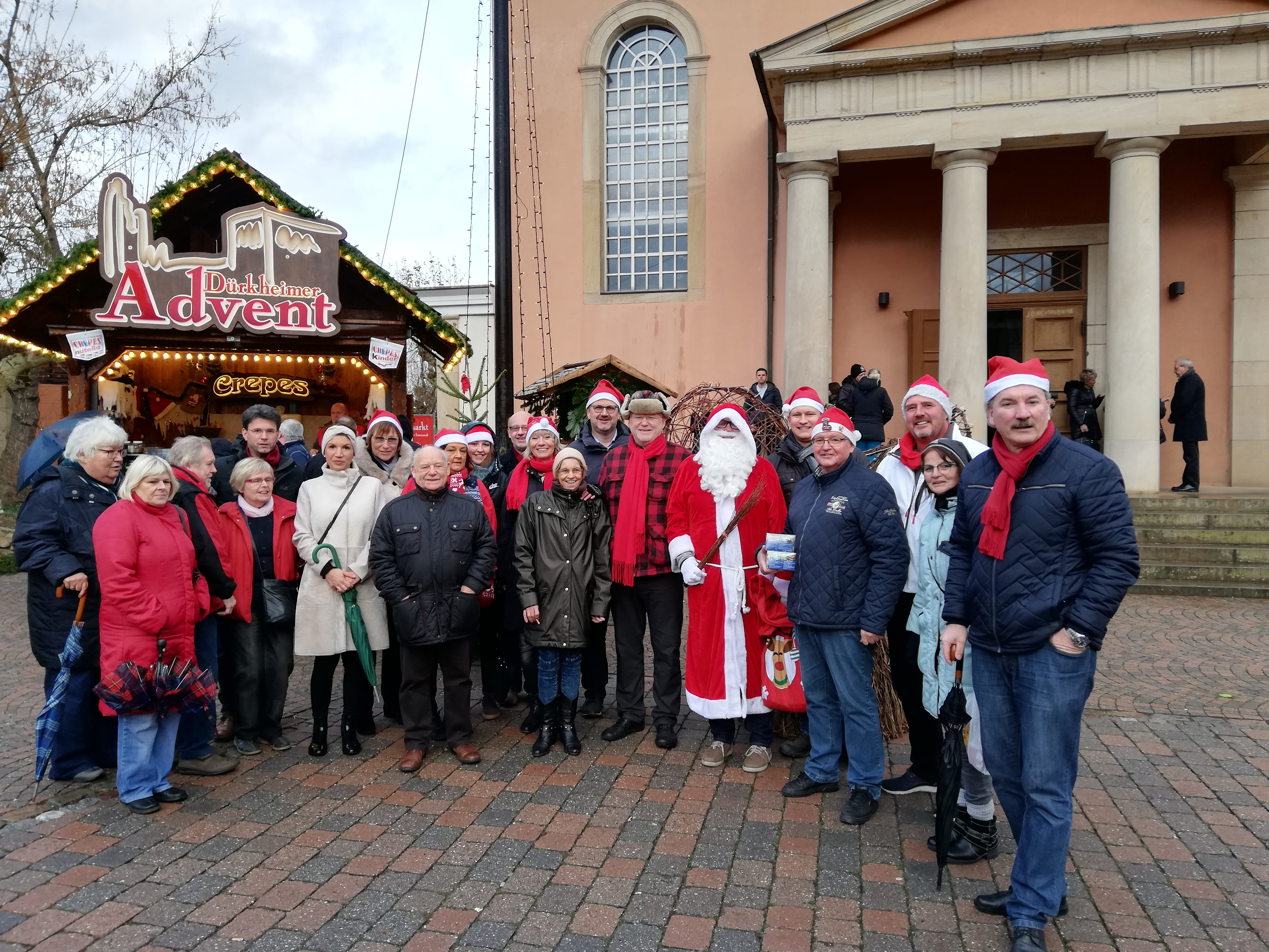 Gruppenbild mit Nikolaus: Die Dürkheimer Sozialdemokraten in festlicher Stimmung auf dem Ludwigsplatz. Foto: privat