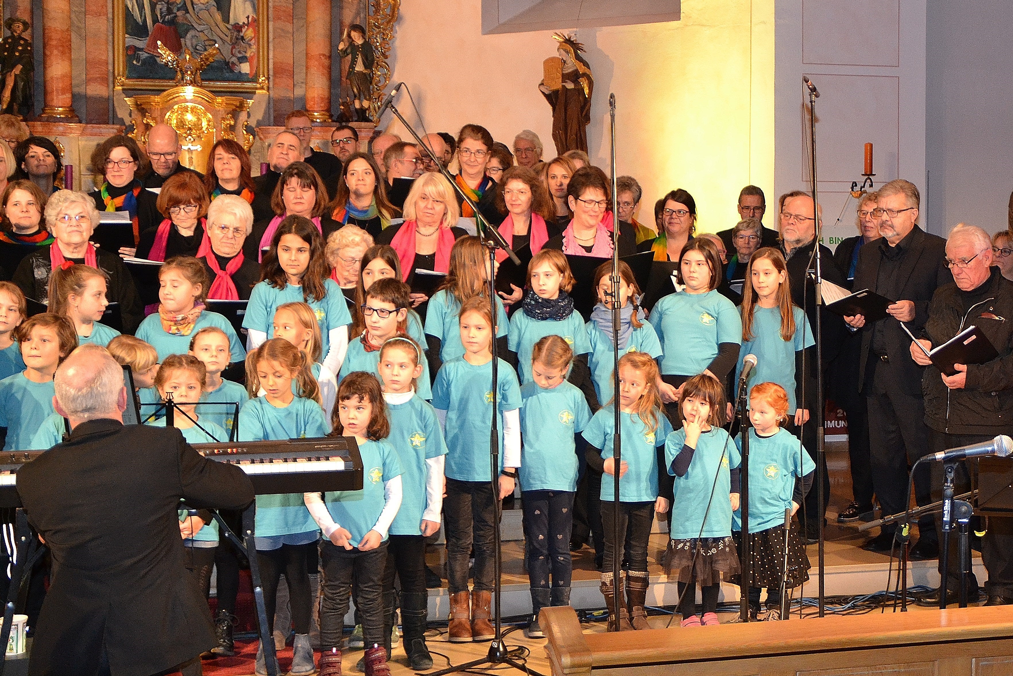 Die Chorgemeinschaft des MGV Heiligenstein beim Schlusslied (Magic Kids, Projektchor Intermezzo, Magic Gospel Voices)