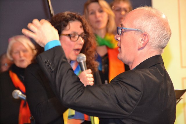 Musikdirektor Bernd Camin mit der Sopransolistin der Magic Gospel Voices Brigitte Weinstein-Schlarp im Hintergrund.