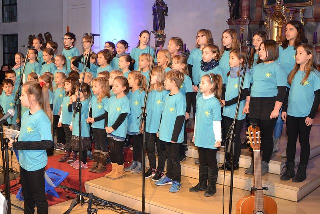 Fröhliche Kinderstimmen. Die Magic Kids unter der Leitung von Andrea Herrmann.