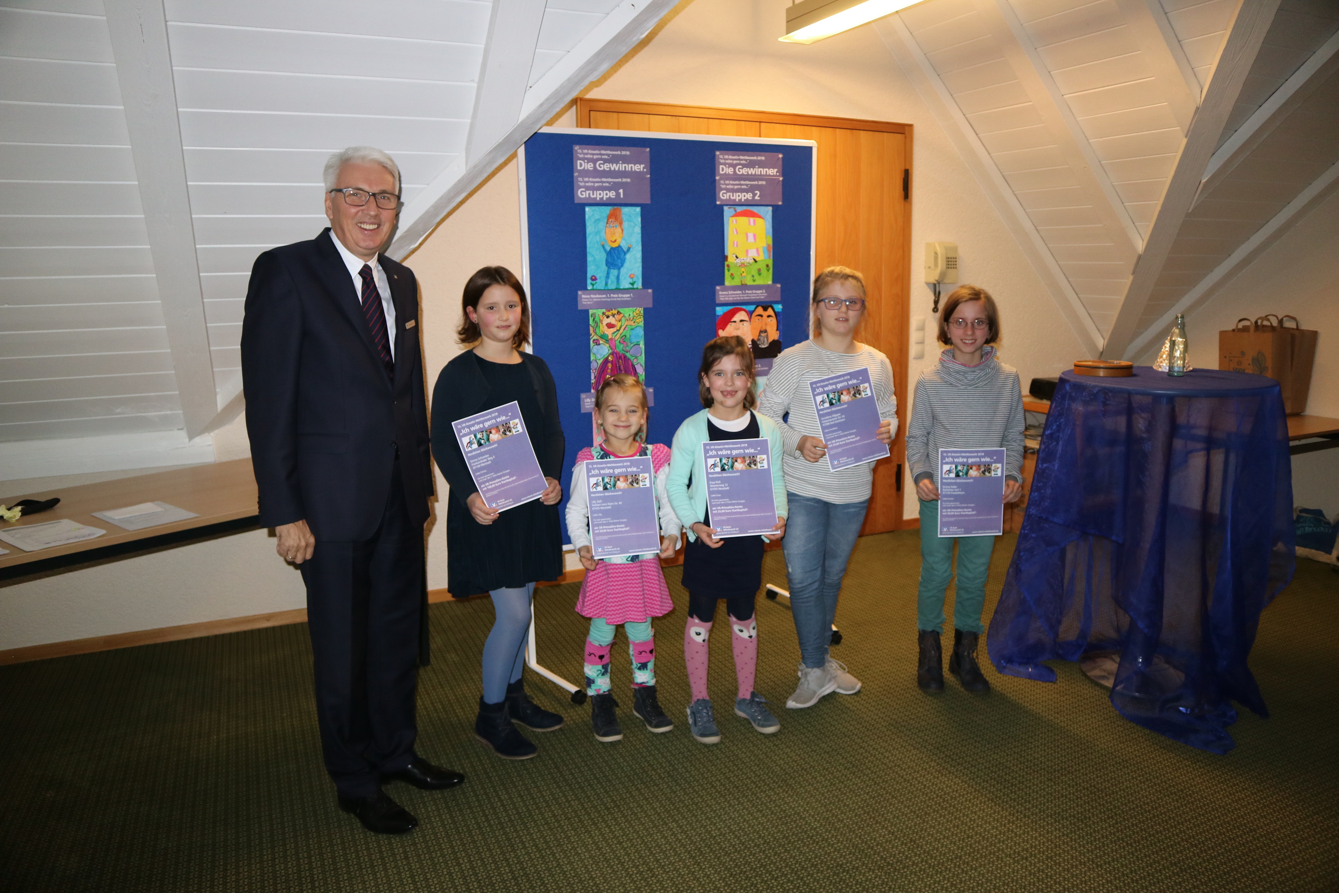Die Gewinner nach der Preisübergabe, von links nach rechts: Thomas Schutt (Vorstandssprecher VR Bank Mittelhaardt eG, Emma Schneider, Lilly Zeiß, Enya Roß, Annalena Allgeyer, Emma Keller. Auf dem Bild fehlt Neva Neubauer.
