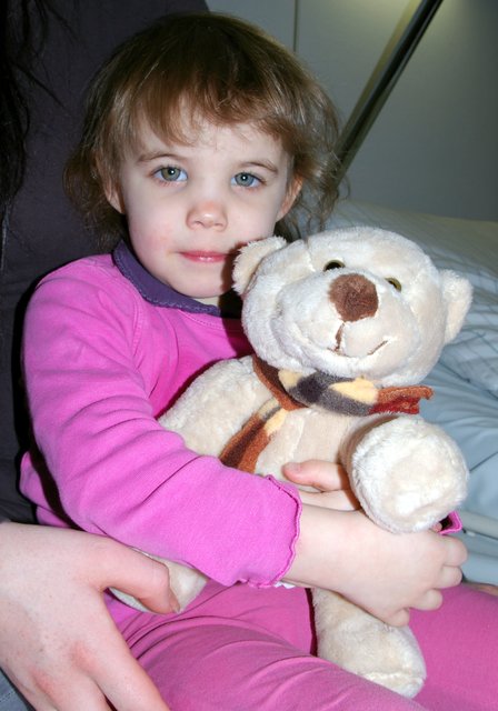 Die zweijährige Janina-Mia ist seit 12. Dezember in der Kinderklinik und freut sich, dass ihr „Trösterteddy“ immer bei ihr ist. Foto: privat