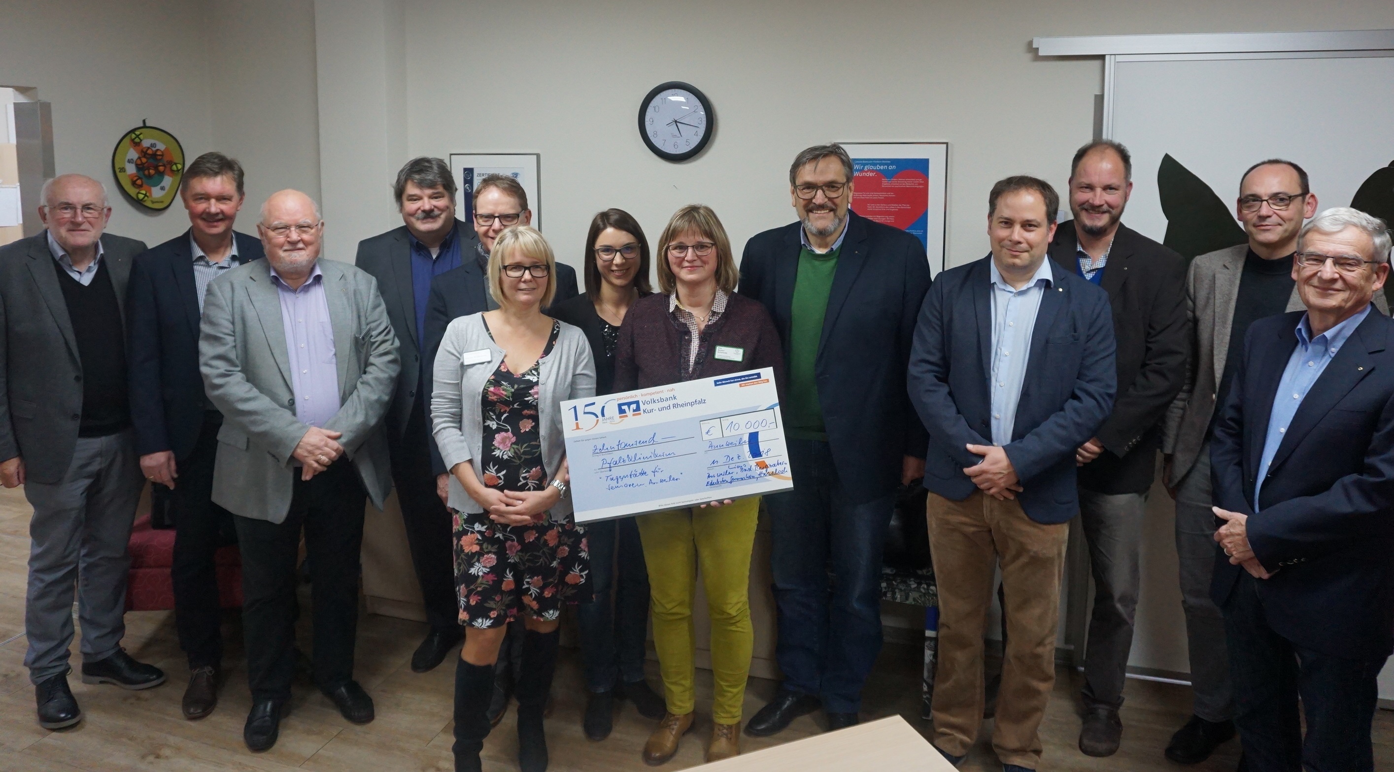 Mit einer Spende in Höhe von 10.000 Euro unterstützen die Lions-Clubs aus Annweiler, Bad Bergzabern, Edenkoben, Haßloch und Germersheim das Musikkonzept der Tagesstätten für Senioren des Pfalzklinikums.