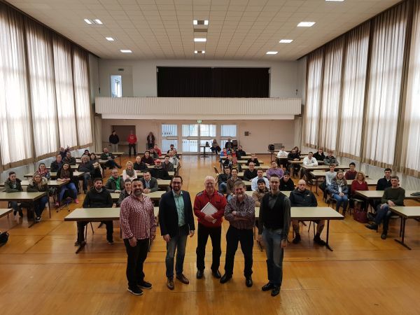 Bei der Prüfung in der Aula der Berufsbildenden Schule Germersheim.
