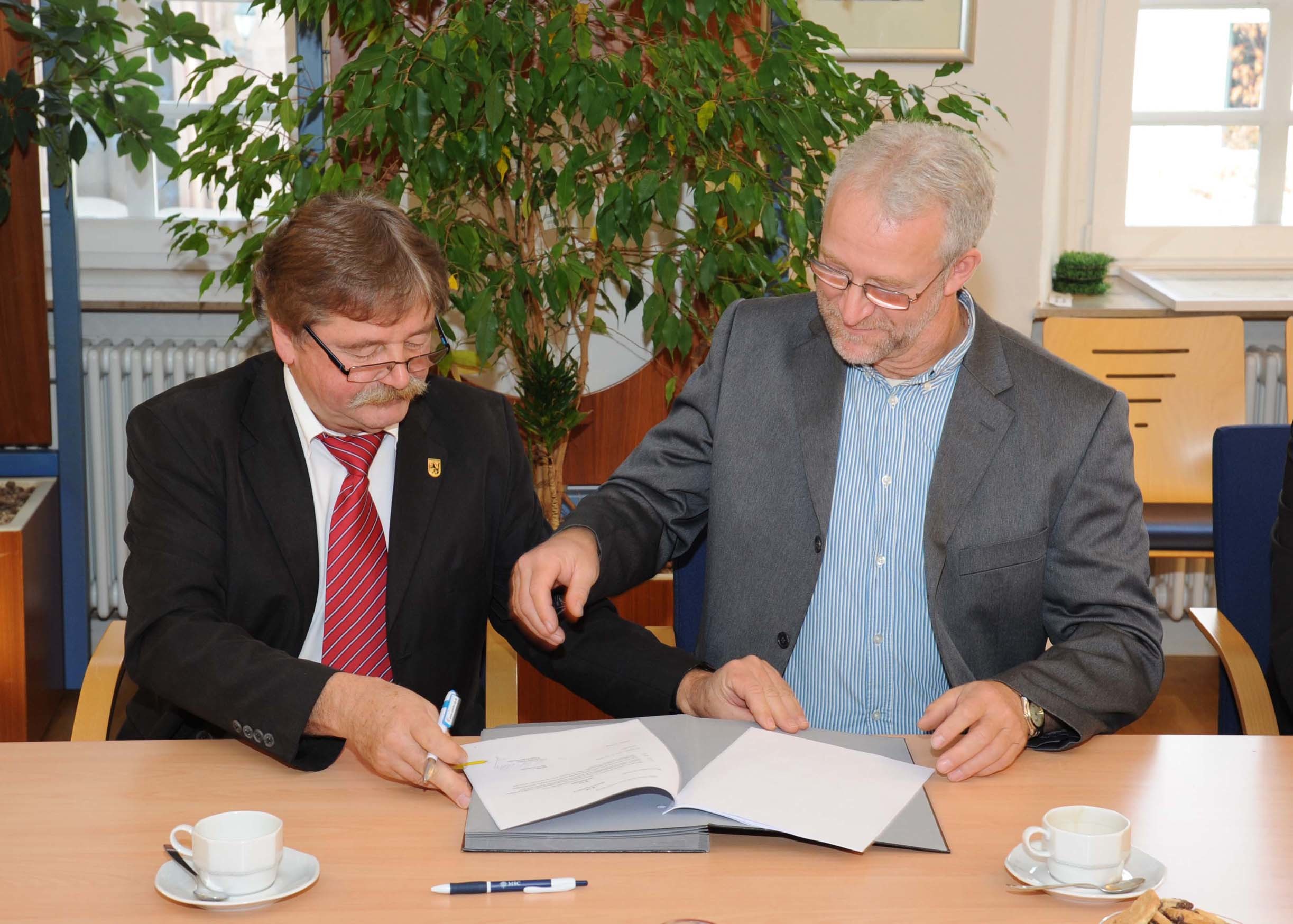 Wolfsteins Stadtbürgermeister Herwart Dilly und Investor Volker Arning bei der Vertragsunterzeichnung.