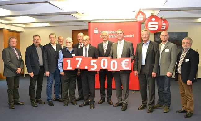 Siegmar Müller (Sechster von Links) und Landrat Dr. Fritz Brechtel mit einigen Bürgermeistern beziehungsweise deren Stellvertretern bei der Spendenübergabe.