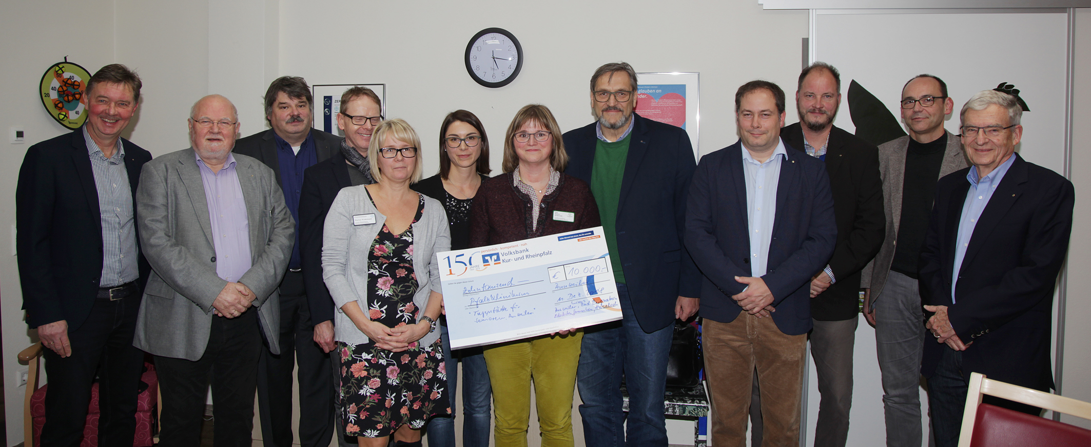 Das von den Lions Clubs überreichte Spendengeld ist im Rahmen der Lions-Kunsttage 2017 erzielt worden. Foto: ps