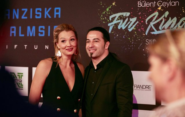Franziska von Almsick und Bülent Ceylan freuten sich beide riesig, dass ihre beiden Stiftungen eine so große Unterstützung erfuhren. | Foto: Fabian Hensel