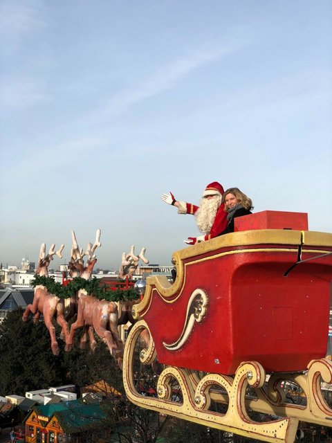 Kurz vor Weihnachten flog Susanne Pätzold, bekannt aus „Switch Reloaded“, an der Seite des Weihnachtsmannes quer über den Karlsruher Weihnachtsmarkt. | Foto: Patrick Nitschke