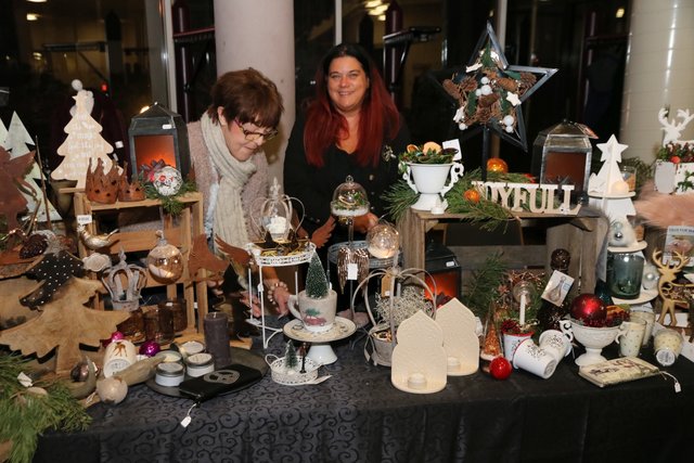 Stimmungsvolle Präsente gab es beim Kunsthandwerkermarkt.