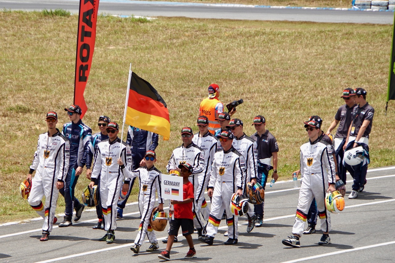 Max Reis als Fahnenträger an der Spitze des deutschen Teams Foto: Max Reis Presse