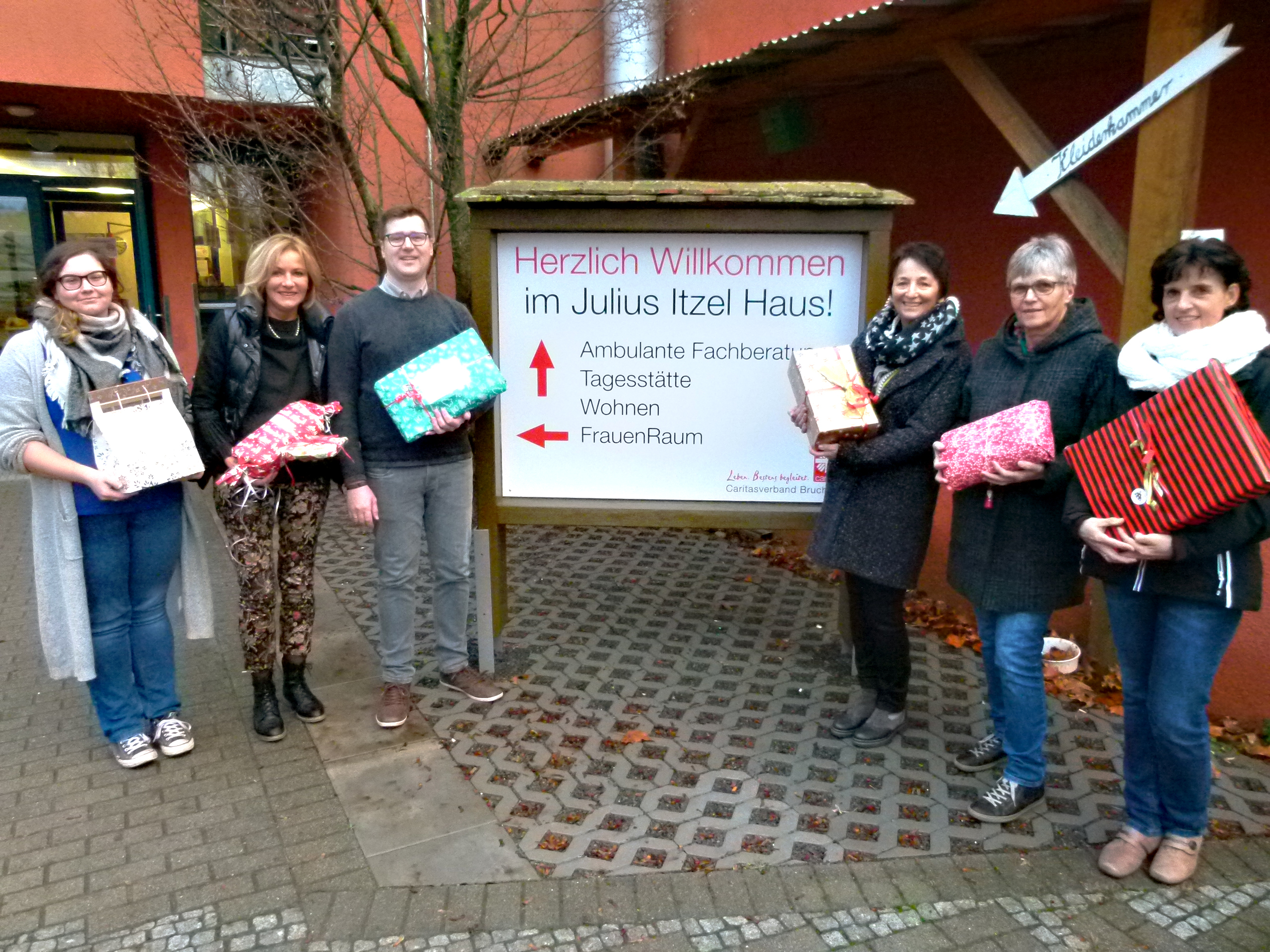Sebastian Benz freut sich über die Weihnachtsgeschenke, die Susanne Schäfer, Cordula Zürn, Susanne Lehnert und Kerstin Steibl (v.l.n.r.)vom Inner Wheel Club überreichten.