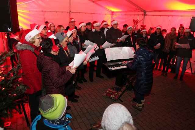 Viele Auftritte, hier des Vocalitas des Kirchenchores, bereicherten das Programm.