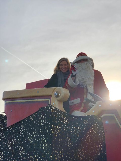 Kurz vor Weihnachten flog Susanne Pätzold, bekannt aus „Switch Reloaded“, an der Seite des Weihnachtsmannes quer über den Karlsruher Weihnachtsmarkt. | Foto: Patrick Nitschke