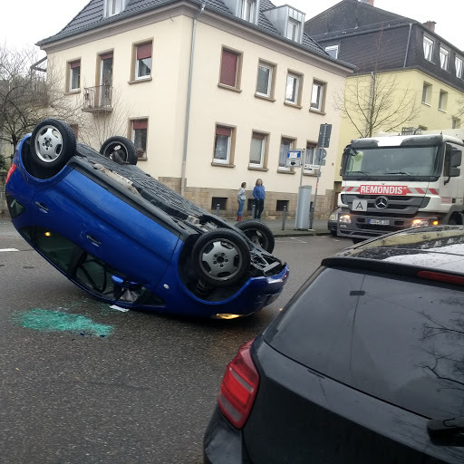 Dieser Mercedes blieb, nachdem er auf einen anderen Pkw geprallt war, auf dem Dach liegen.